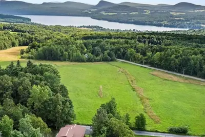 Image de Forget your worries in this spacious and serene retreat with stunning views.