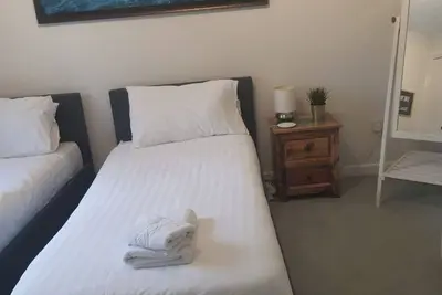 Image de Lymington Haven: Cozy 1-Bedroom Coastal Retreat