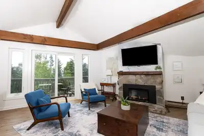 Image de 2-bedroom condo on Bromley with trailside access