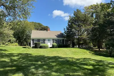 Image de Discover your perfect getaway at this inviting, dog friendly, 4br home minutes from the beach!