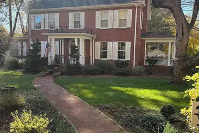 Image de Classic Davidson Retreat, 5br, Walk to Downtown