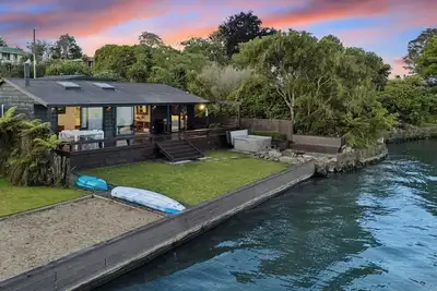 Image de Soul Haven - Lakefront with Spa & Stunning Views