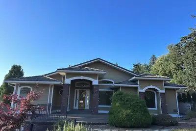 Image de 2-Bedroom Palace Townhome near University of Oregon Campus one minute from I-5!