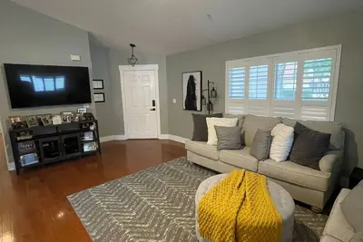 Image de Modern Renovated Townhome, Near Springs, 30 Min to Theme Parks.