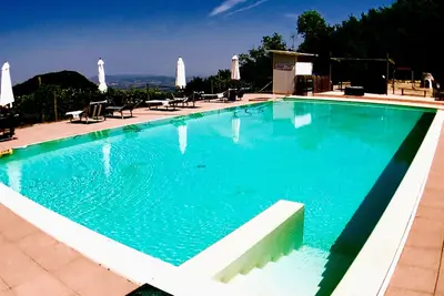 Image de La Villa Sole Vini, nichée au cœur de l'Ombrie, au sommet du monde, peut accueillir 50 personnes.