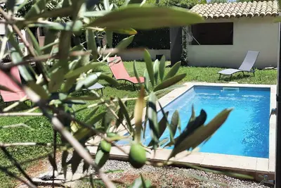 Image de Maison entière avec piscine et grand espace vert
