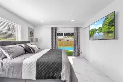 Image de 5-Bedroom Oasis w/ Private Pool + Putting Green in vibrant Hollywood Florida!