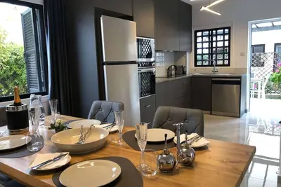 Image de Luxurious 3-Bed Villa, Modern Decor, communal Pool