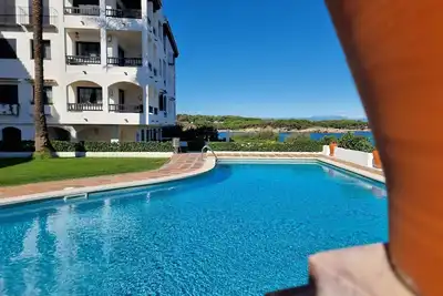 Image de Superbe appartement à L'Escala avec terrasse vue mer et parking, piscine commune.
