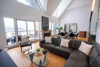Image de 406 | Condo Luxe Le Clair-Obscur | Vue & Piscine