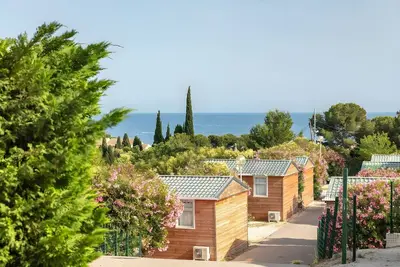Image de Mobil-home « Le Bonheur » avec piscine partagée, Wi-Fi et climatisation