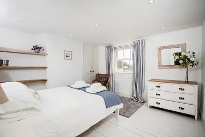 Image de No. 8 Coastguards, Bright Coastal Cottage Moments from Lulworth Cove.