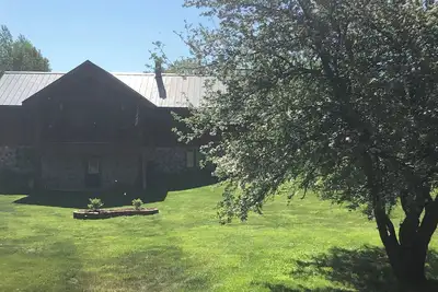 Image de Rustic Log Home Basement with Trail Access – Ideal Snowmobiler’s Winter Retreat