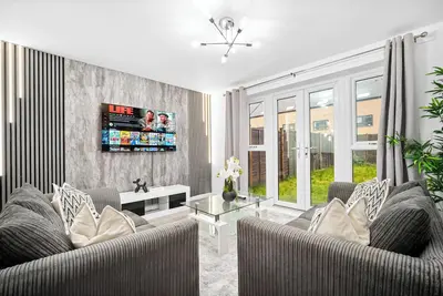 Image de Charming 2-Bedroom Home with Garden & Driveway Parking