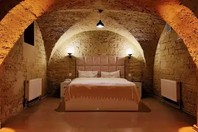 Image de Designer Flat w/ Brick Vault Ceiling. City Center