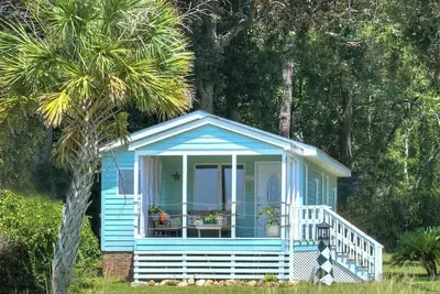 Image de Old Ferry Cottage. . . A Secluded Coastal Getaway ~ 5 minutes to Holden Beach!