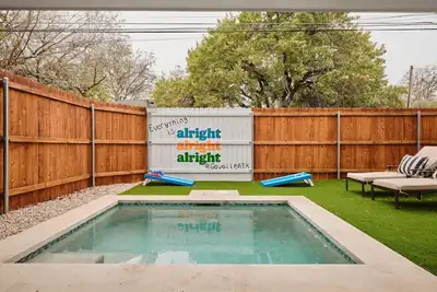 Image de Modern East Austin Pool Home - Sleeps 8 - 8 Min Dt