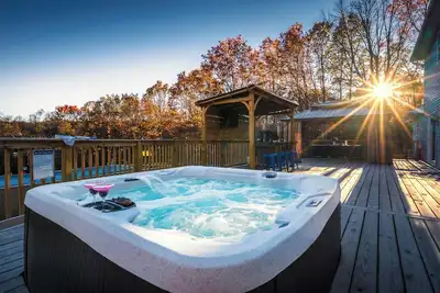 Image de Resort-Style • Pool • Hot Tub • Loft • Game Room