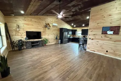 Image de New Cozy Country barndominium located in Leitchfield, Ky.