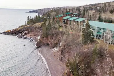 Image de Ski, Hike, Bike, Relax at this 3-bed, 2. 5 bath Tofte Townhouse w/ Lake Views!