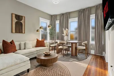 Image de New! Modern Retreat Walk to T + Free Parking