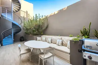 Image de Modern marina-view penthouse with private hot tub, pool & Netflix