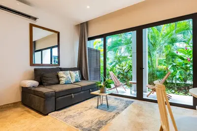Image de Relaxed condo with gym, lounge pool & steps to dining, beach & shopping