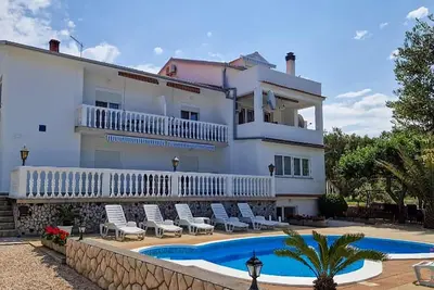 Superbe appartement de 2 chambres à Rab