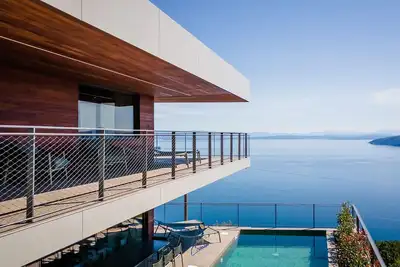 Image de Villa de luxe avec spa et piscine chauffée, pouvant accueillir 10 personnes + 4 adultes.