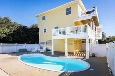 Corolla Getaway with Private Pool, 5 mins to Beach!
