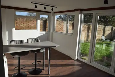 Image de 3-Bed Semi-Detached Perfect for Work & Family with Parking