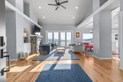 Image de Cda Lake Luxury • Dock, Gazebo, Games & Water Toys