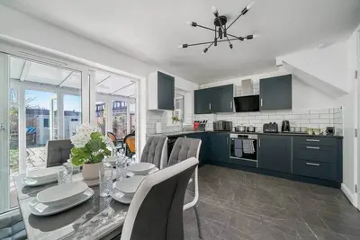 Image de Spacious 5‑Bed House • Sleeps 11 • Parking • Fast Wifi