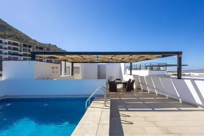 Image de Sunlit Condo prime location & views