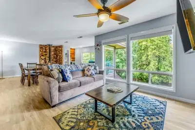 Image de Large Upgraded, Family Friendly Condo with Garage