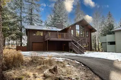Image de Sunriver Log Home with Hot Tub and Sharc Passes