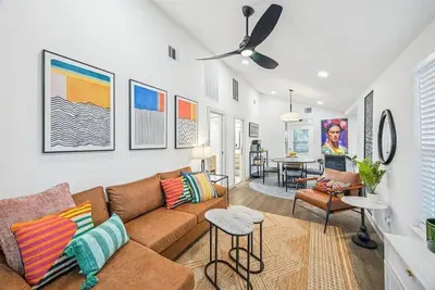 Image de A Hoot’s Nest-Luxe 3 Bed Sleep-5 near Downtown Atx&Ut Cota Ev & Cowboypool⭐️⭐️⭐️⭐️⭐️