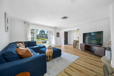 Image de Sunrise Sanctuary- 5 minutes to Indian Rocks Beach!