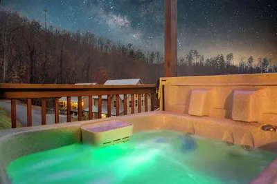 Image de Cabin w/ Hot Tub · Pool Table · Mtn Views