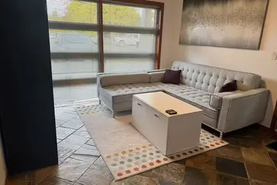 Image de Cozy One-Bedroom Guest Unit in Ladner. King-size