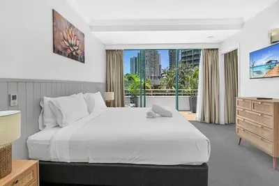 Image de Sunlit 1-Bedroom Apt at Crown Tower with Parking