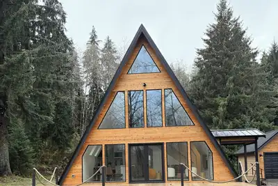 Image de Unique A-Frame, Private, River Facing in Forks with Sauna & Hot-tub
