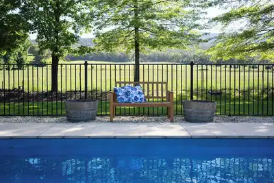 Image de Spacious natural retreat with pool. Pet friendly and peaceful.