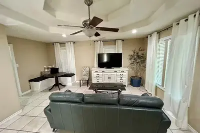 Image de 3-bedroom house in enchanting Pasadena with cool Ac breeze