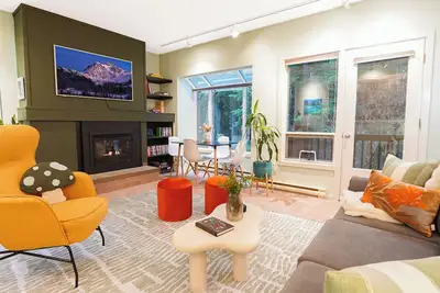 Image de Fern Nook:  King Bed, Pet Friendly w/ Bar Cart & Resort Amenities!