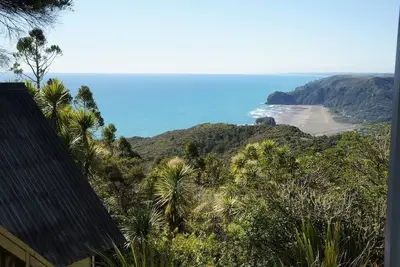 Image de Piha Tiny House Retreat- 10 minutes to Piha surf beach!