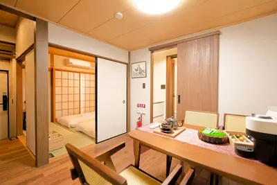 Image de Haku B Hotel is a light-filled Japanese-style guesthouse/ Tokyo's cold winters/ Rare warmth in all rooms/ Located in the heart of Shinjuku/ Only a 4-minute walk from East Shinjuku/ Maximum occupancy of 6 people/ Completely renovated.