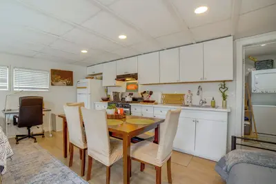 Image de 5 Mi to Dtwn Riverside & Hospital! Remote-Work Hub