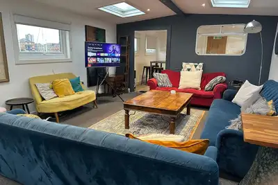 Image de Séjournez au bord de l'eau à Liverpool : emplacement idéal avec parking sur place.