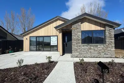 Image de Brand new family friendly home 5 minutes to the lakefront